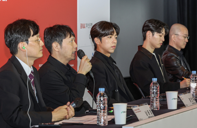 제28회 부산국제영화제 개막작 ‘한국이 싫어서’ 기자회견이 4일 부산 해운대구 영화의전당 중극장에서 열렸다. 왼쪽부터 남동철 집행위원장 직무대행, 장건재 감독, 주종혁 배우, 김우겸 배우, 윤희영 프로듀서. 김종진 기자 kjj1761@