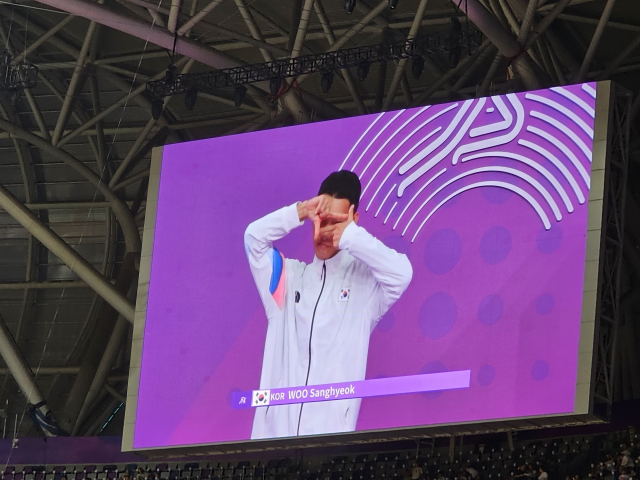 2022 항저우 아시안게임에 출전한 우상혁이 4일 중국 항저우 올림픽 스포츠센터 스타디움에서 열린 높이뛰기 남자 경기에 입장하고 있다. 항저우=김한수 기자 hangang@