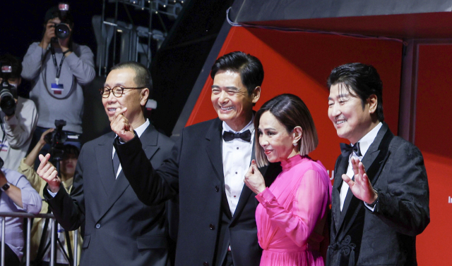 제28회 부산국제영화제가 4일 오후 부산 해운대구 영화의전당에서 열린 개막식을 시작으로 10일간 일정에 들어갔다. 홍콩 배우 주윤발(왼쪽에서 두 번째)과 송강호(오른쪽)가 레드카펫에서 포즈를 잡고 있다. 김종진 기자 kjj1761@