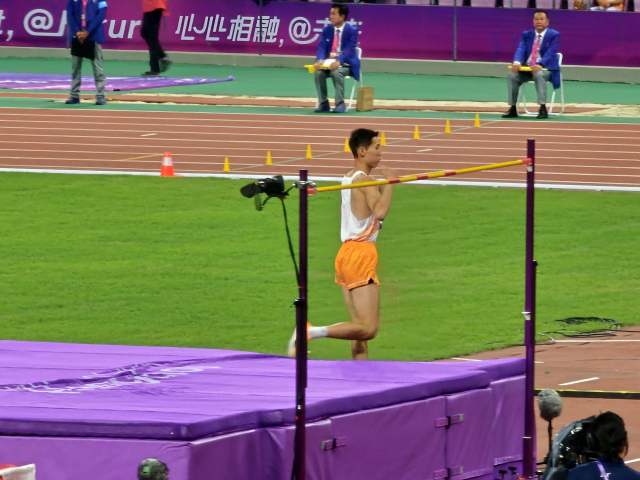 4일 중국 항저우 아시안게임 높이뛰기 남자 경기에 출전한 우상혁이 2m 19를 성공한 뒤 준비 공간으로 돌아가고 있다. 항저우=김한수 기자 hangang@