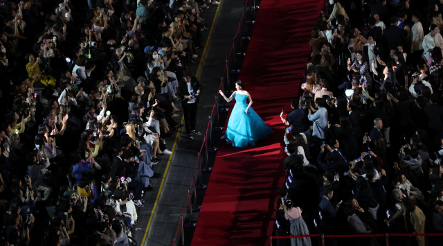 제28회 부산국제영화제(BIFF)가 4일 오후 부산 해운대구 영화의전당에서 열린 개막식을 시작으로 열흘간의 일정에 들어갔다. 배우 박은빈이 레드카펫으로 입장하고 있다. 이재찬 기자 chan@