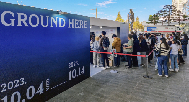 4일 영화의전당에 마련된 굿즈 스토어 등이 있는 ‘p!tt 그라운드’가 사람들로 붐비고 있다. 김종진 기자 kjj1761@