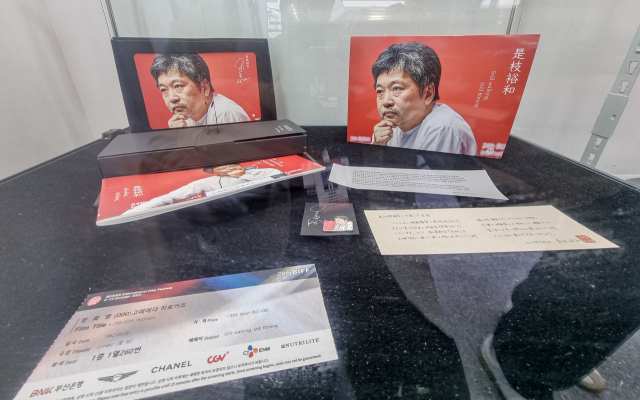 BIFF 굿즈 스토어에서 판매하는 고레에다 히로카즈 감독 스페셜 굿즈 패키지. 김종진 기자