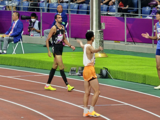 4일 중국 항저우 아시안게임 높이뛰기 남자 경기에 출전한 우상혁이 2m23 1차 시기에 나서기 전 관중들에게 박수를 유도하고 있다. 항저우=김한수 기자 hangang@