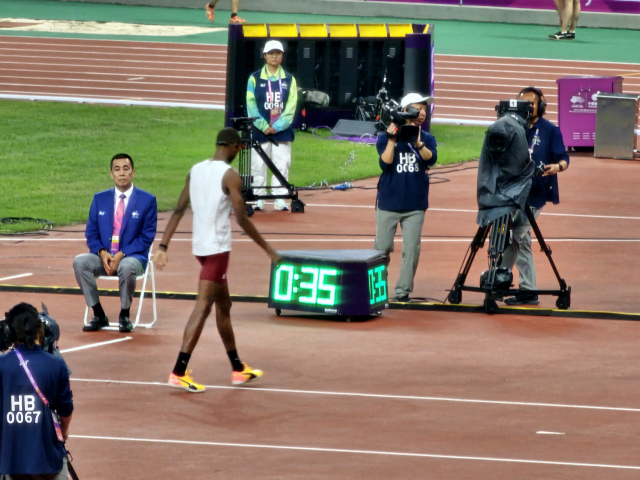 4일 중국 항저우 아시안게임 높이뛰기 남자 경기에 출전한 카타르 출신 무타즈 바르심이 2m23을 넘은 뒤 자리로 돌아가고 있다. 항저우=김한수 기자 hangang@
