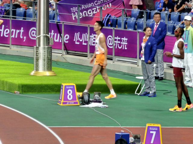 4일 중국 항저우 아시안게임 높이뛰기 남자 경기에 출전한 우상혁(왼쪽)이 2m31을 넘어선 뒤 카타르 출신 무타즈 바르심 뒤로 이동하고 있다. 항저우=김한수 기자 hangang@