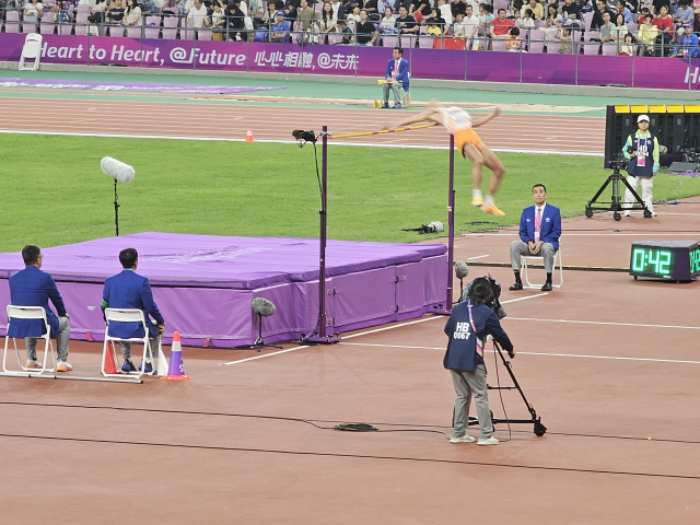 4일 중국 항저우 아시안게임 높이뛰기 남자 경기에 출전한 우상혁(왼쪽)이 2m33을 넘고 있다. 항저우=김한수 기자 hangang@