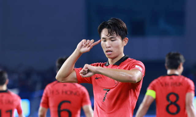 4일 중국 항저우 황룽 스포츠센터 스타디움에서 열린 2022 항저우 아시안게임 남자축구 4강전 대한민국과 우즈베키스탄의 경기. 두번째 골을 넣은 정우영이 환호하고 있다. 연합뉴스