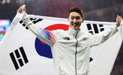 '스마일 점퍼' 우상혁, 男 높이뛰기 2연속 AG 은메달…'맞수' 바르심, 2m35 금메달(종합)