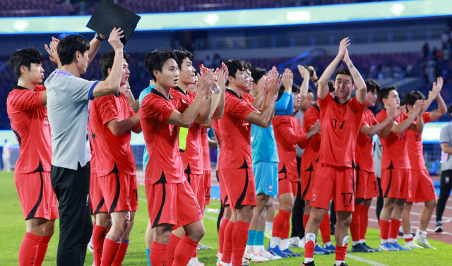 4일 중국 항저우 황룽 스포츠센터 스타디움에서 열린 2022 항저우 아시안게임 남자축구 4강전 대한민국과 우즈베키스탄의 경기. 우즈벡을 꺾고 결승에 진출한 대한민국 축구대표팀이 승리를 자축하고 있다. 연합뉴스