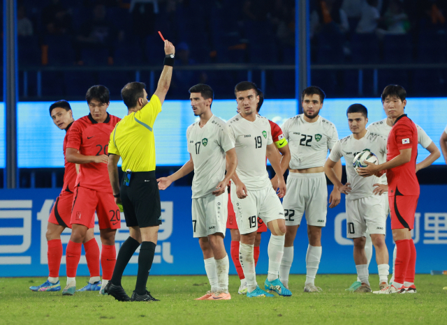 4일 중국 항저우 황룽 스포츠센터 스타디움에서 열린 2022 항저우 아시안게임 남자축구 4강전 대한민국과 우즈베키스탄의 경기. 우즈베키스탄의 부리에프가 경고 누적으로 퇴장 당하고 있다. 연합뉴스