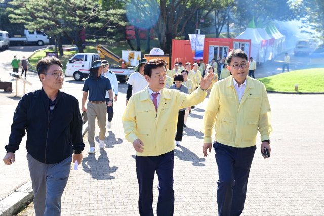 조규일 진주시장과 행사 관계자들이 4일 축제 현장 점검을 진행하고 있다. 진주시 제공