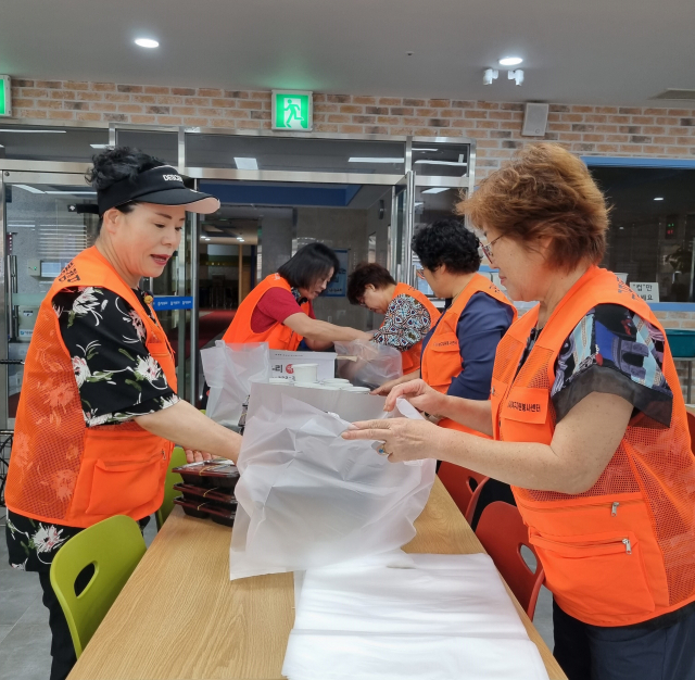 구포1동 자원봉사캠프, 특별도시락 전달