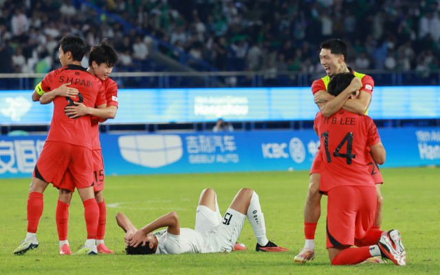 한국 축구 대표팀 선수들이 4일 중국 항저우 황룽 스포츠센터 스타디움에서 열린 2022 항저우 아시안게임 남자 축구 4강전에서 우즈베키스탄을 2-1로 꺾고 결승 진출을 확정한 뒤 서로 얼싸안으며 기뻐하고 있다. 연합뉴스