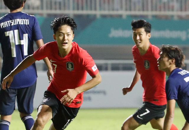 한국 축구 대표팀이 2022 항저우 아시안게임 준결승에서 우즈베키스탄을 2-1로 이기고 일본과 결승에서 맞붙게 됐다. 2018년 9월 인도네시아 자와바랏주 보고르 치비농의 파칸사리 스타디움에서 열린 자카르타-팔렘방 아시안게임 남자 축구 일본과의 결승전에서 연장 전반 이승우가 골을 넣고 세리머니를 하고 있다. 연합뉴스