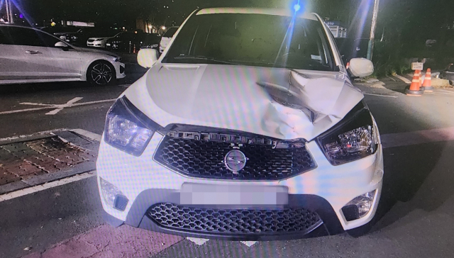 4일 오후 11시 5분쯤 진주시 주약동 강변도로에서 대학생이 화물승용차에 치여 숨지는 사고가 발생했다. 독자 제공