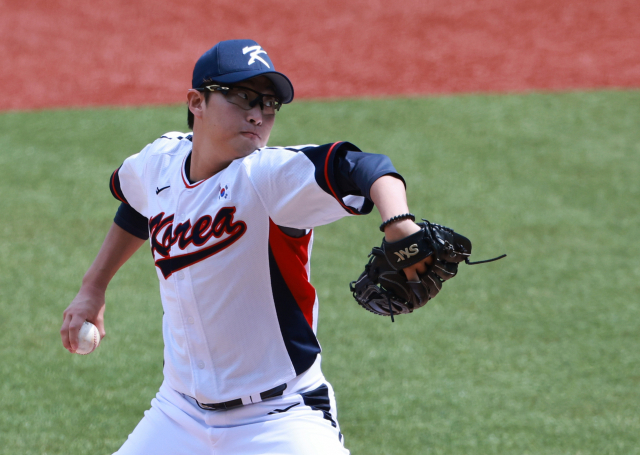 일 중국 저장성 항저우 인근 사오싱 야구·소프트볼 스포츠센터 제1구장에서 열린 2022 항저우 아시안게임 슈퍼라운드 일본과 대한민국의 경기. 1회 초 대한민국 선발 투수 박세웅이 역투하고 있다. 연합뉴스