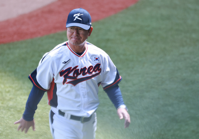 5일 중국 저장성 항저우 인근 사오싱 야구·소프트볼 스포츠센터 제1구장에서 열린 2022 항저우 아시안게임 슈퍼라운드 일본과 대한민국의 경기. 경기 시작에 앞서 류중일 감독이 양팀 선수단 인사 뒤 더그아웃으로 돌아오고 있다. 연합뉴스