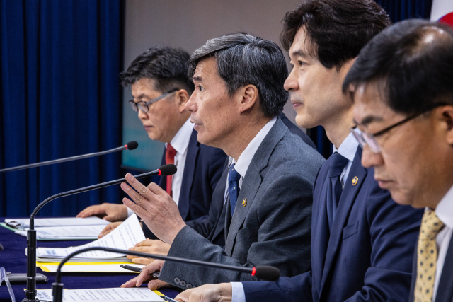 후쿠시마 원전 오염수 2차 방류가 시작된 5일 오전 박구연 국무조정실 1차장(왼쪽 두 번째)이 서울 종로구 정부서울청사에서 열린 정부 일일 브리핑에 참석해 2차 방류와 관련해 설명하고 있다. 연합뉴스