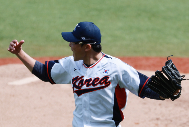 5일 중국 저장성 항저우 인근 사오싱 야구·소프트볼 스포츠센터 제1구장에서 열린 2022 항저우 아시안게임 슈퍼라운드 일본과 대한민국의 경기. 4회초 대한민국 선발 투수 박세웅(롯데 자이언츠)이 2사 주자 1루 상황에서 일본 사사가와 고헤이의 땅볼 때 2루 주자를 포스아웃으로 잡아낸 뒤 기뻐하고 있다. 연합뉴스