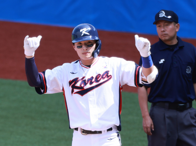 5일 중국 저장성 항저우 인근 사오싱 야구·소프트볼 스포츠센터 제1구장에서 열린 2022 항저우 아시안게임 슈퍼라운드 일본과 대한민국의 경기. 4회말 무사 주자 1루, 대한민국 윤동희가 우중간에 안타를 친 뒤 1루에서 세리머니를 하고 있다. 연합뉴스