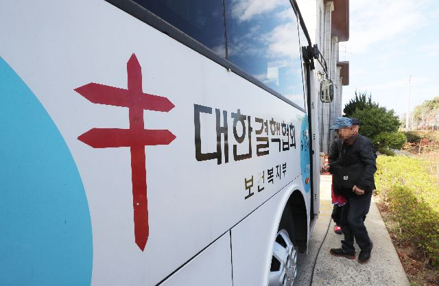 사진은 어르신들이 대한결핵협회 이동식 버스에서 결핵건강검진을 받고 있는 모습. 부산일보DB