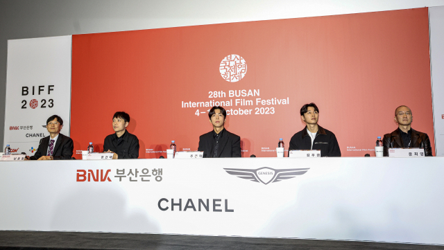 제28회 부산국제영화제 개막작 ‘한국이 싫어서’ 기자회견이 4일 오후 부산 영화의전당 중극장에서 열렸다. 왼쪽부터 남동철 부산영화제 집행위원장 직무대행, 장건재 감독, 주종혁 배우, 김우겸 배우, 윤희영 프로듀서. 김종진 기자 kjj1761@