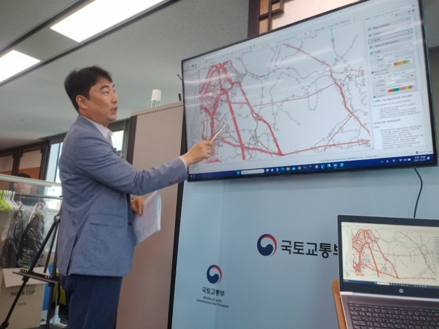5일 정부세종청사 국토교통부 기자실에서 경동엔지니어링 박상훈 이사가 경제성 분석 방법을 설명하고 있다. 김덕준 기자