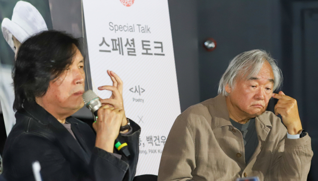 5일 오후 해운대구 CGV센텀시티 열린 '스페셜 토크 시' 행사에 참여한 이창동(왼쪽) 감독과 백건우 피아니스트가 질문에 답변을 하고 있다. 황예찬 인턴기자