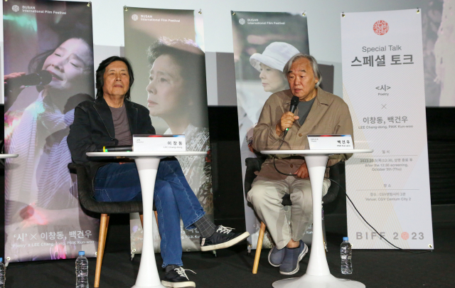 5일 오후 해운대구 CGV센텀시티 열린 '스페셜 토크 시' 행사에 참여한 이창동(왼쪽) 감독과 백건우 피아니스트가 질문에 답변을 하고 있다. 황예찬 인턴기자