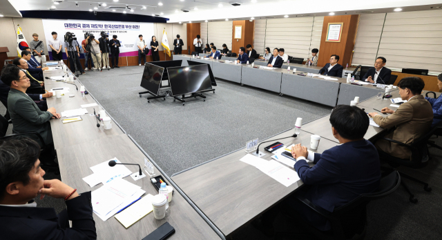 산업은행법 개정이 지지부진한 상황에서 금융위원회가 올 연말까지 약속한 산은의 부산 이전 계획안 승인을 법 개정 뒤로 미루겠다고 밝혔다. 지난 9월 15일 부산시청에서 열린 산업은행 부산 이전 민·관·정 협력 전담팀(TF) 2차 회의 모습. 김종진 기자 kjj1761@