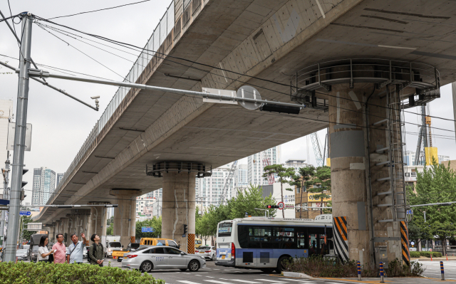 <부산일보> 취재진이 지난달 26일 전문가, 시민단체 관계자들과 동행해 서면에 있는 부산글로벌빌리지 인근 동서고가로를 살펴보고 있다. 김종진 기자 kjj1761@