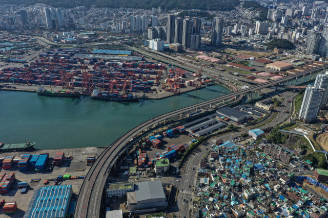 동서고가로 우암고가교 구간은 ‘2030세계박람회’ 부산 유치 때 엑스포 행사장으로 쓰일 부산항 북항 재개발 지역, 이전 예정인 55보급창과 이어진다. 김종진 기자