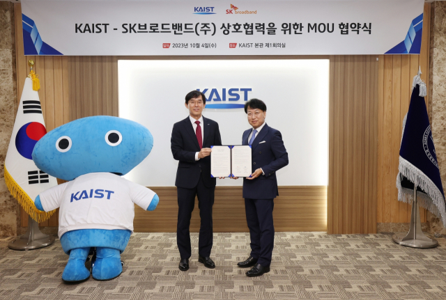 한국과학기술원(KAIST)이 지난 4일 대전 본원에서 SK 브로드밴드와 과학 애니메이션 ‘KAIST와 함께하는 마음의 소리, 어린이 과학 모험 시리즈’ 제작을 위한 업무협약을 체결했다(왼쪽부터 이균민 KAIST 대외부총장, 김혁 SK브로드밴드 미디어CO담당). KAIST 제공