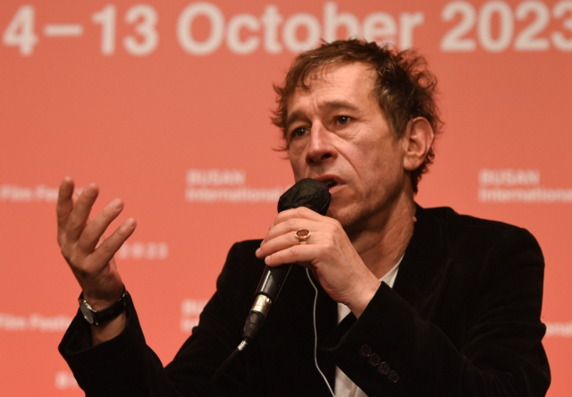 2014년 '생 로랑'에 이어 두 번째로 부산국제영화제를 찾은 베르트랑 보넬로 감독이 6일 오후 열린 기자회견에서 질문에 답변하고 있다. 안지현 인턴기자