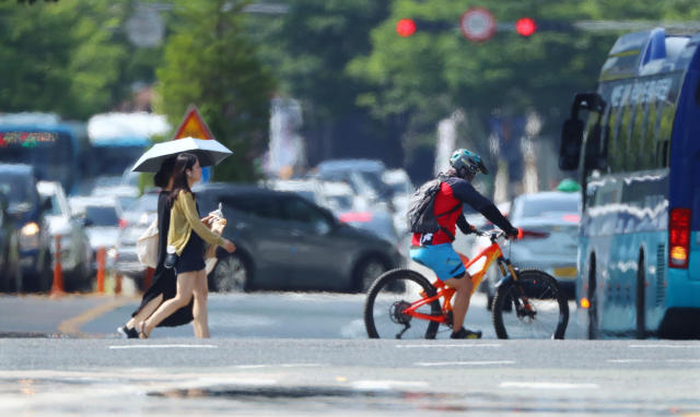 폭염 경보가 내려진 지난 7월 31일 부산 해운대구 벡스코 인근에서 시민들이 지열로 이글거리는 횡단보도를 건너고 있다. 정종회 기자 jjh@