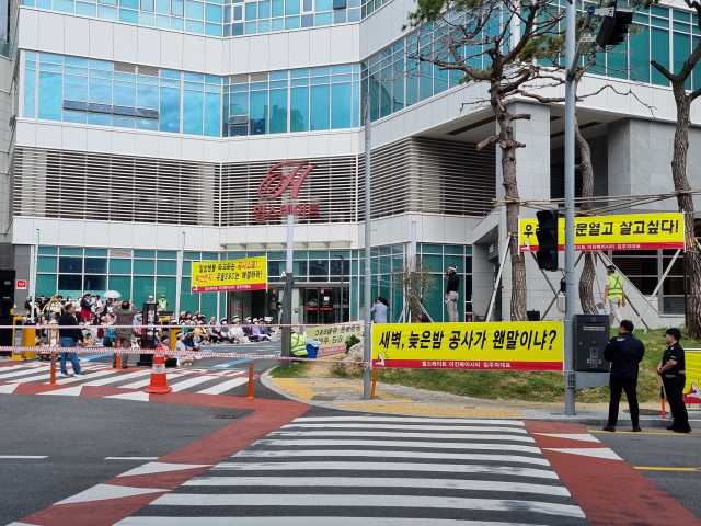 지난 6일 이진베이 입주민들이 집회를 하는 모습. 김준현 기자 joon@