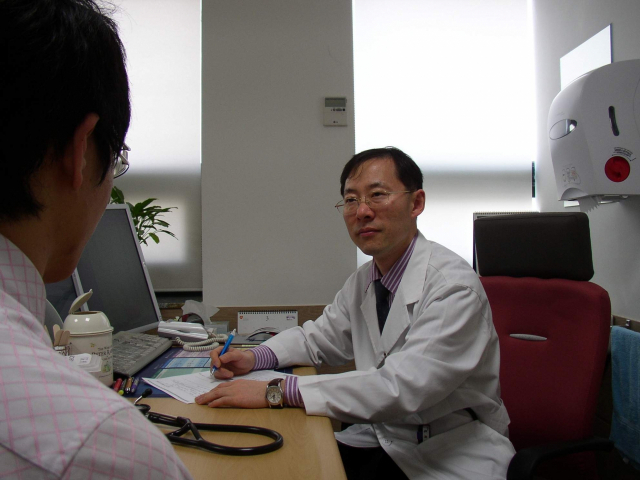 고신대복음병원 알레르기내과 김희규(오른쪽) 교수가 알레르기 질환 환자를 진료하고 있다. 고신대복음병원 제공