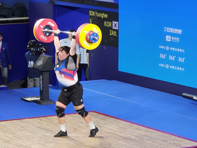 7일 중국 항저우 샤오산 스포츠센터 체육관에서 열린 2022 항저우 아시안게임 역도 여자 +87kg급 경기에서 손영희(부산광역시체육회)가 용상 종목에서 155kg을 성공하고 있다. 항저우=김한수 기자 hangang@