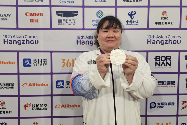 7일 중국 항저우 샤오산 스포츠센터 체육관에서 열린 2022 항저우 아시안게임 역도 여자 87kg급 이상 경기에서 은메달을 딴 손영희(부산광역시체육회)가 <부산일보>와의 인터뷰에서 은메달을 들고 기뻐하고 있다. 항저우=김한수 기자 hangang@