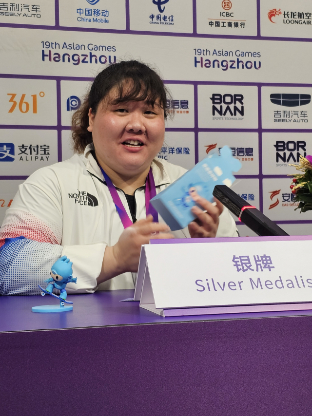 한국 역도 여자 최중량급 국가대표 선수인 손영희(30·부산광역시체육회·왼쪽)가 2022 항저우 아시안게임 역도 여자 87kg이상급 경기 공식 기자회견에서 답변하고 있다. 항저우=김한수 기자 hangang@