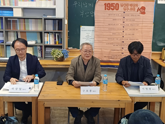 구모룡(가운데) 비평가를 초청한 <오늘의문예비평>의 ‘1950년대생 연구포럼’의 ‘제3회 비평가와의 대화’. 사회 하상일(왼쪽) 평론가와 발제 이명원 평론가. 최학림 선임기자 theos@