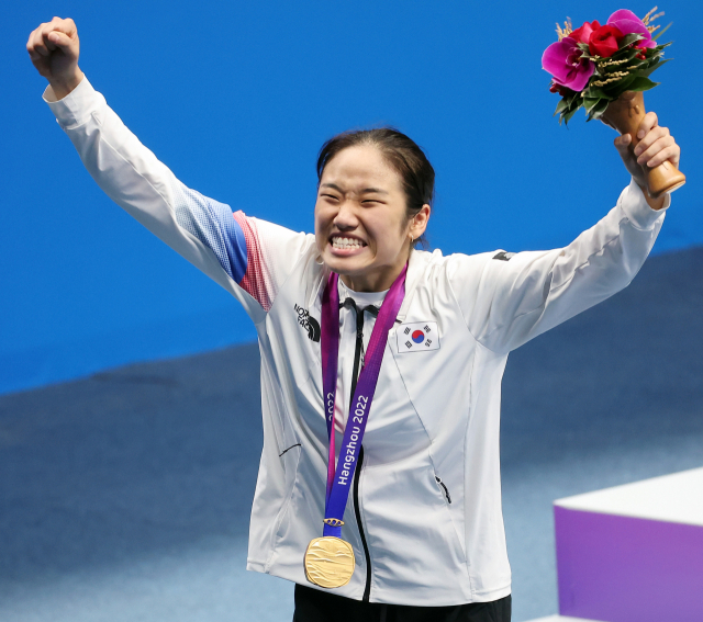 7일 중국 항저우 빈장체육관에서 열린 항저우 아시안게임 배드민턴 여자 단식 결승에서 금메달을 획득한 한국 안세영이 환호하고 있다. 연합뉴스