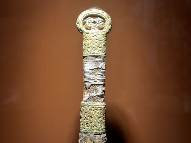 옥전고분군의 대표 유물 중 하나인 용봉문고리자루큰칼.