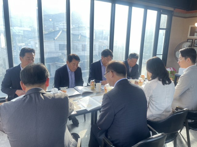 낙동강협의체 소속 단체장이 지난 6일 양산에서 조찬 간담회를 갖고 있다. 양산시 제공