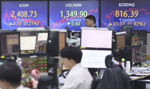 올해 국내 증시에서 강한 매수세를 보여왔던 외국인이 상반기 사들인 주식 매수액의 절반에 해당하는 금액을 최근 3개월여간 팔아치운 것으로 나타났다. 지난 6일 오후 서울 중구 하나은행 딜링룸에서 딜러들이 업무를 보고 있다. 연합뉴스