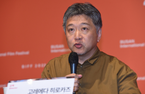 영화 '괴물'로 부산국제영화제를 찾은 일본 거장 고레에다 히로카즈 감독이 지난 7일 오후 해운대구 KNN시어터에서 열린 기자회견에서 질문에 답변하고 있다. 안지현 인턴기자