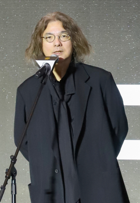 6일 오후 해운대구 영화의전당 야외극장 열린 '키리에의 노래 오픈토크'에 참여한 이와이 슌지 감독이 인사를 하고 있다. 황예찬 인턴기자