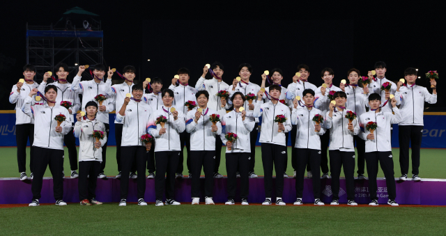 한국 야구 대표팀 선수들이 7일 중국 저장성 항저우 인근 사오싱 야구·소프트볼 스포츠센터 제1구장에서 열린 2022 항저우 아시안게임 야구에서 우승한 뒤 시상식에서 금메달을 들어 보이고 있다. 연합뉴스