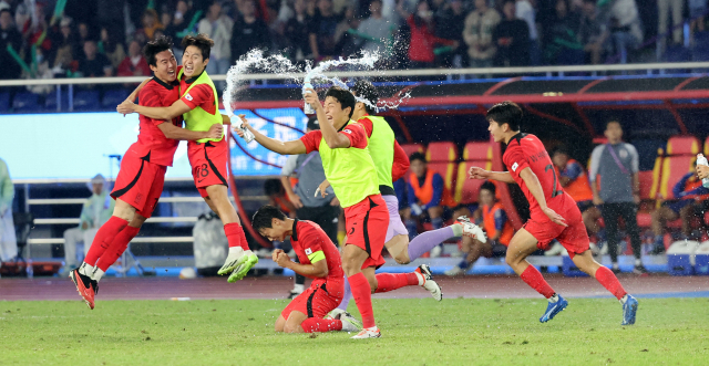 한국 축구 대표팀이 7일 중국 항저우 황룽 스포츠센터 스타디움에서 열린 2022 항저우 아시안게임 남자 축구 결승전에서 일본을 2-1로 이기며 금메달이 확정되자 기뻐하고 있다. 연합뉴스